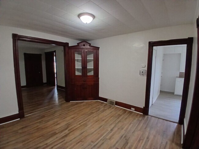 Building Photo - 306 N Elm Ave