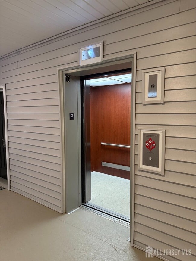 Building Photo - 1138 Vanderbergh Blvd