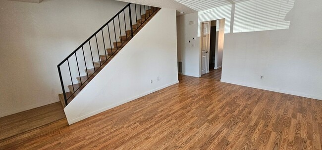 Building Photo - 3 Bed 2 bath Park Terrace Town Home FOR RENT