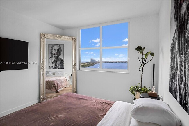 Building Photo - 300 Bayview Dr