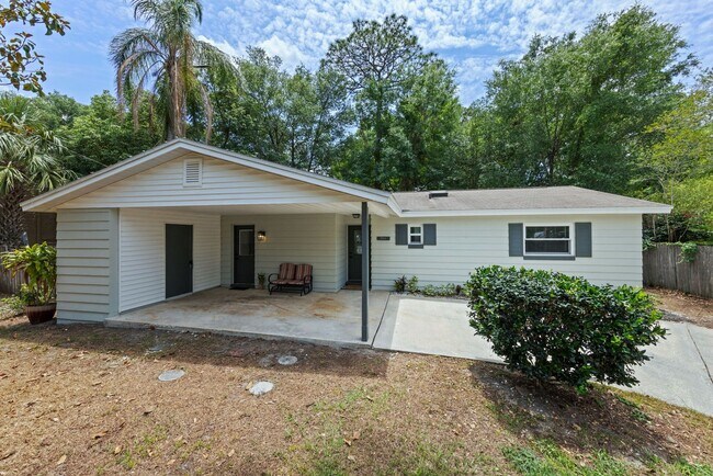 Building Photo - Beautifully Renovated 3-Bedroom Home for R...
