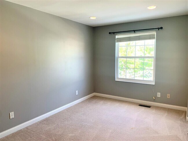 Building Photo - 2550 Cleinview Ave