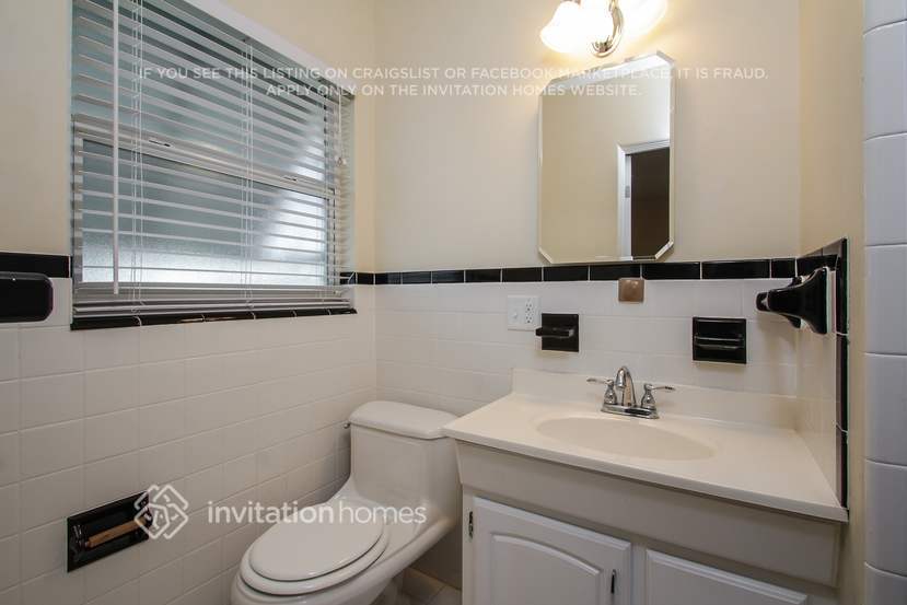 Building Photo - 5620 2nd Ave Dr W