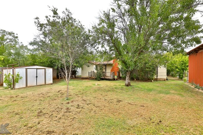Building Photo - Plenty of Room! Cute yards