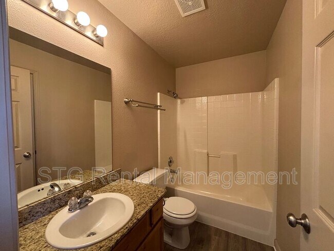 Building Photo - 3155 S Hidden Valley Dr