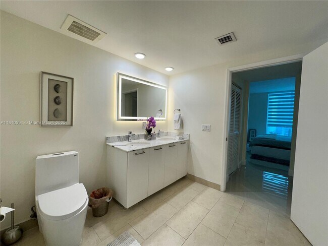 Building Photo - 950 Brickell Bay Dr