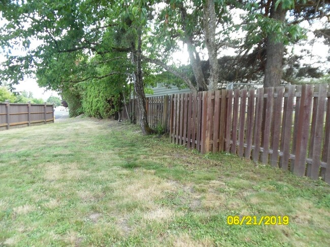 Building Photo - 325 NW Cypress St