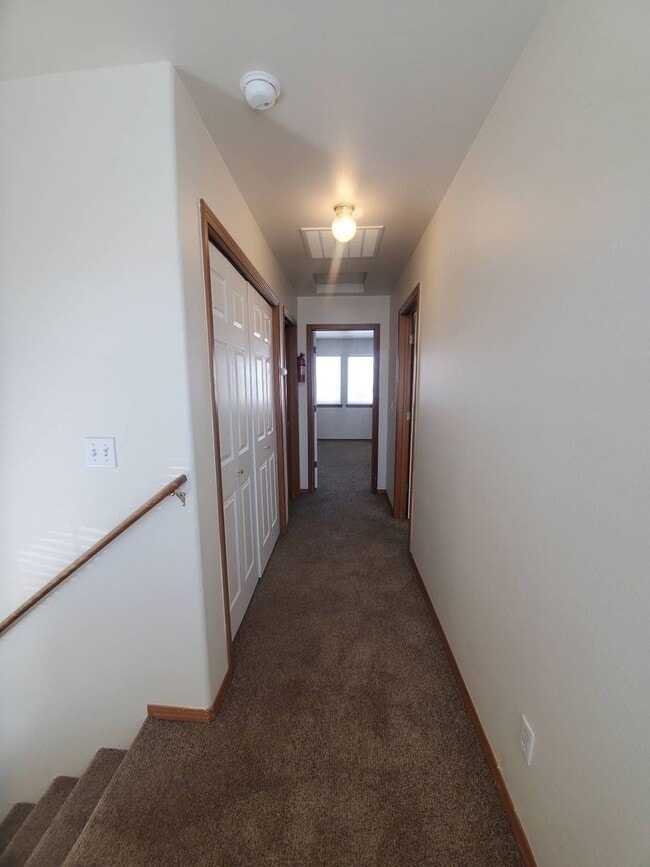 Building Photo - 1306 S Skyline Dr