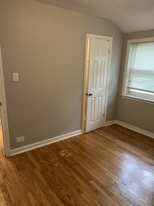 Building Photo - 9819 S Clyde Ave