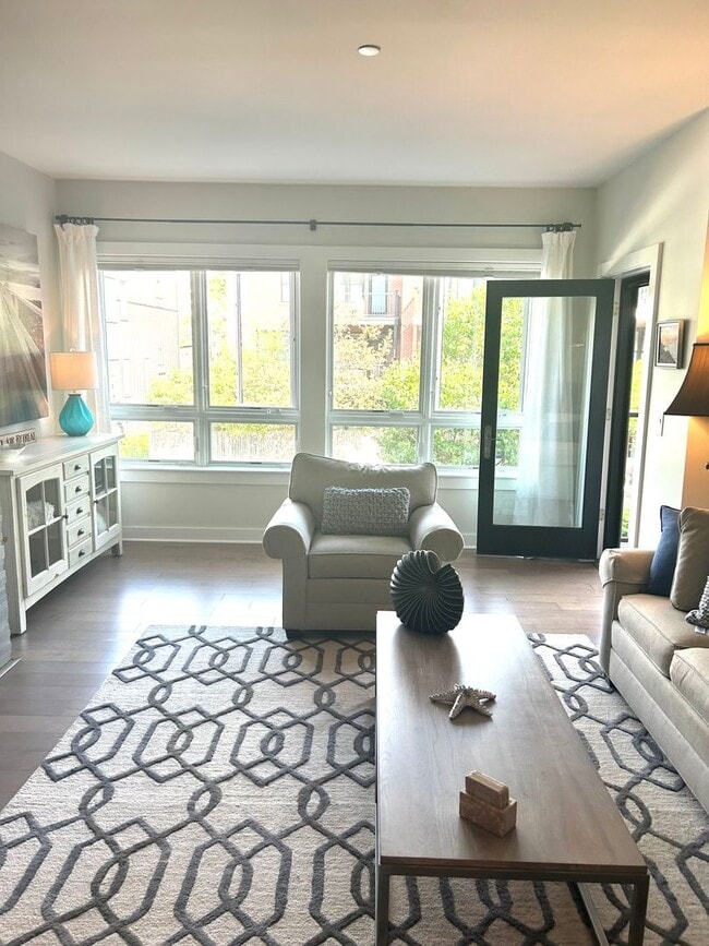 Building Photo - Gorgeous Fully Furnished 2BR/1BA Condo Ava...