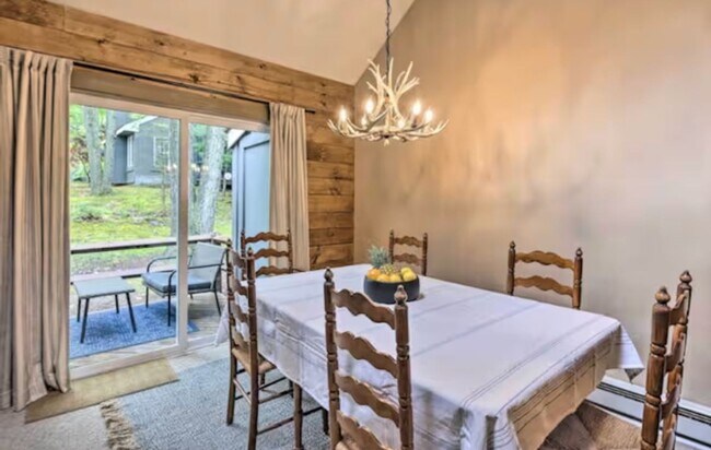 Building Photo - Charming 2BR Townhome in Lake Harmony