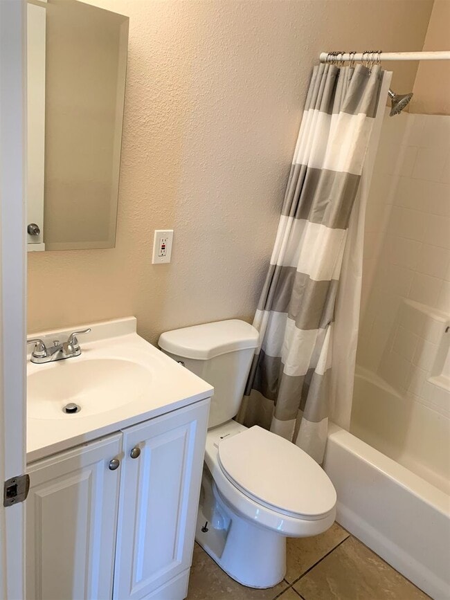 Building Photo - Clean 3 Bedroom 2 Bath