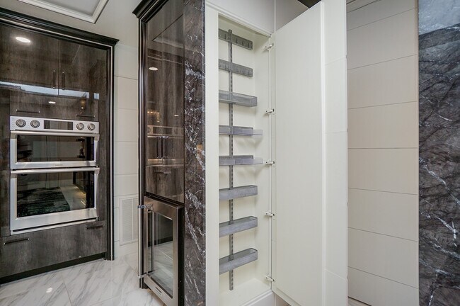 Building Photo - 5711 Sugar Hill Dr