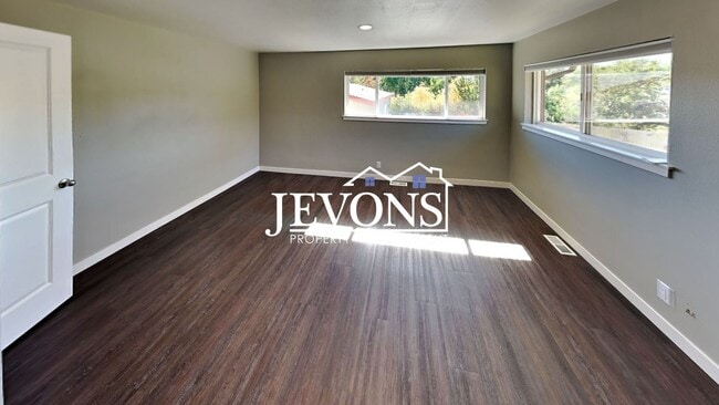 Building Photo - Near Randall Park - Charming home with two kitchens and washer/dryer included!