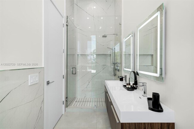 Building Photo - West 47th Street, Miami Beach, FL 33140 - 5 BR 5 BA single-family home