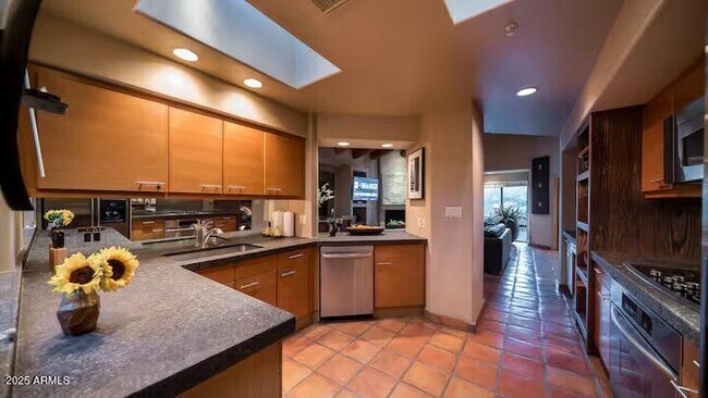Building Photo - 9165 E Sunflower Ct