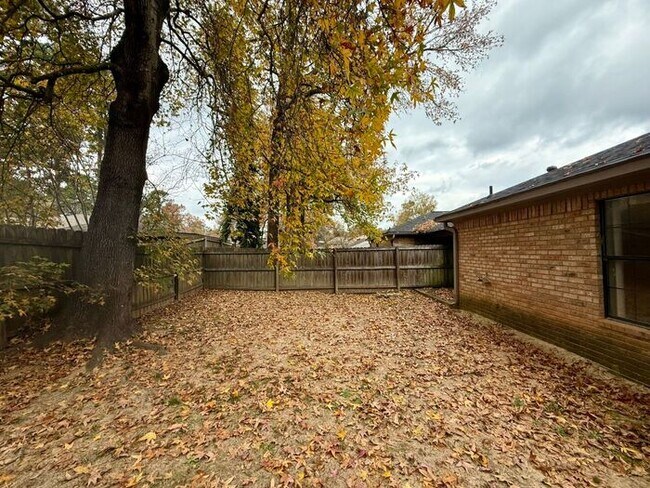 Building Photo - Tour Today! Stunning 3 Bedroom, 2 Bathroom Duplex in Tyler!