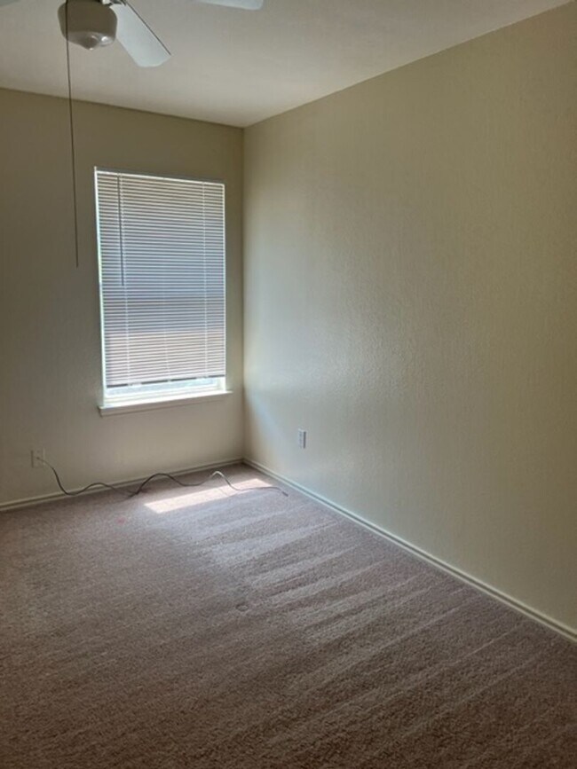 Building Photo - 915
