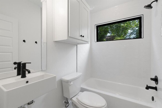 Building Photo - 2102 Eva St