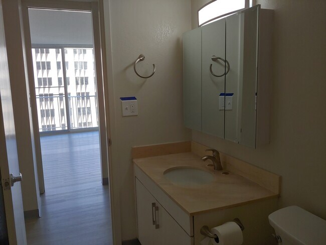 2nd bath looking out to 2nd bedroom - 1617 Kapiolani Blvd