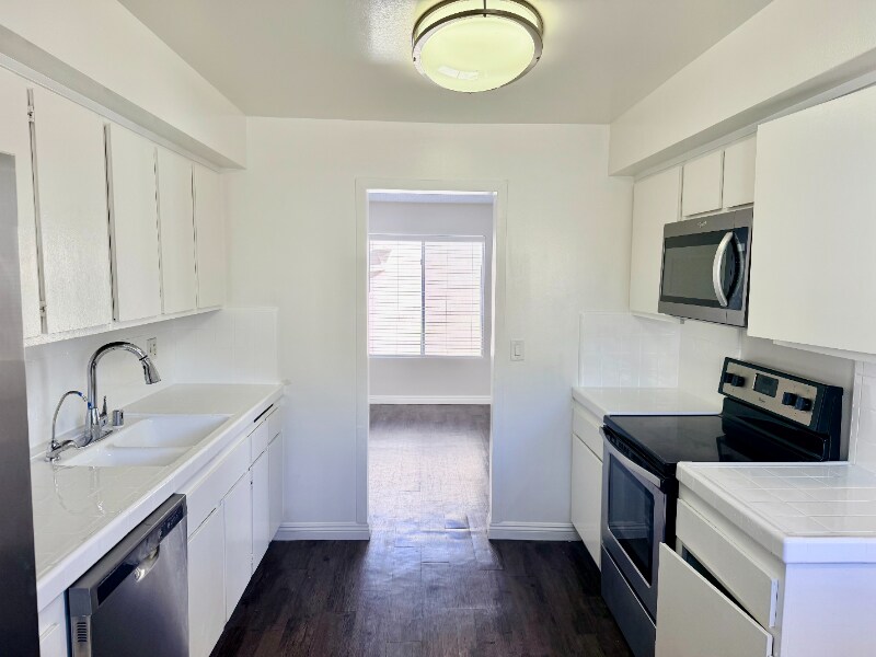 Building Photo - 17440 Burbank Blvd