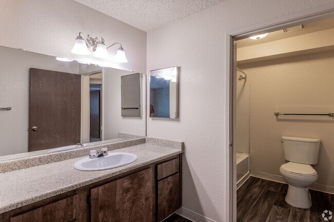Building Photo - Brand new updated unit!! Apply today, Move...