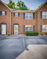 Building Photo - 2 br/ 2.5 bath condo in Johnson City TN