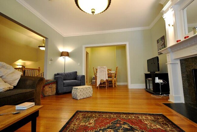 Building Photo - WOW! NO FEE!!!  RENOVATED 3 BED/2 BATH ON 2 LEVELS IN WASHINGTON SQ