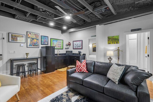 Building Photo - 156 Camellia St