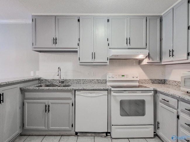 Building Photo - 2020 Woodlawn Dr SW