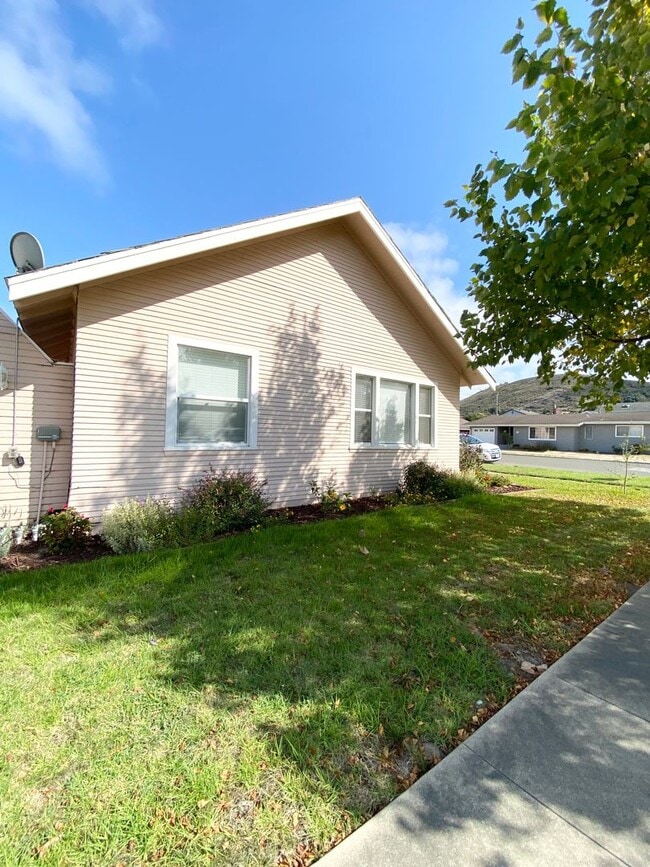 Building Photo - H203-211-P