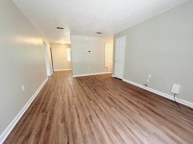 Building Photo - 2922 Oakwood Dr
