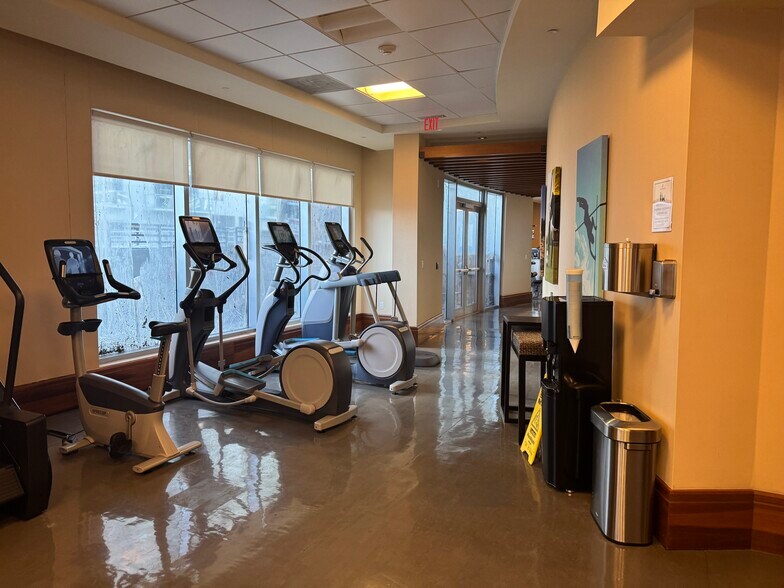 Building Photo - 1060 Brickell Ave