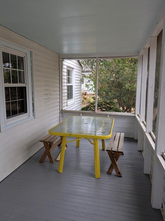 Building Photo - 12 Holly St