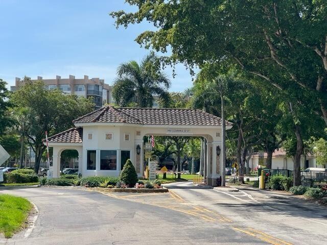 Building Photo - 1400 St Charles Pl