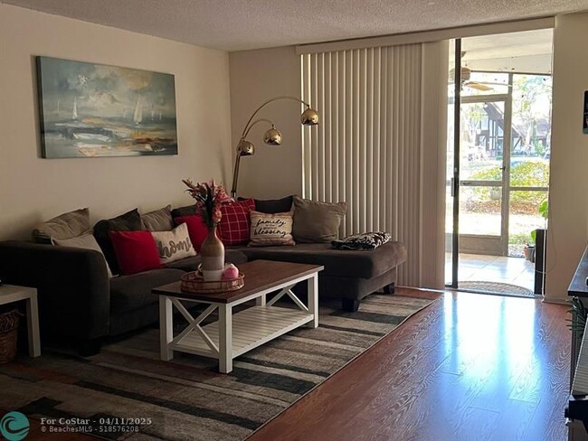 Building Photo - 3760 Inverrary Dr