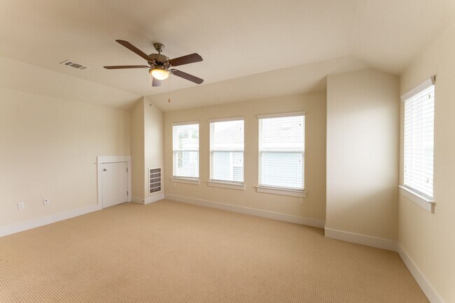 Building Photo - Spacious, Stylish, and Perfectly Located 3 Bedrooms, 2.5 Bathrooms in North Shields!!!