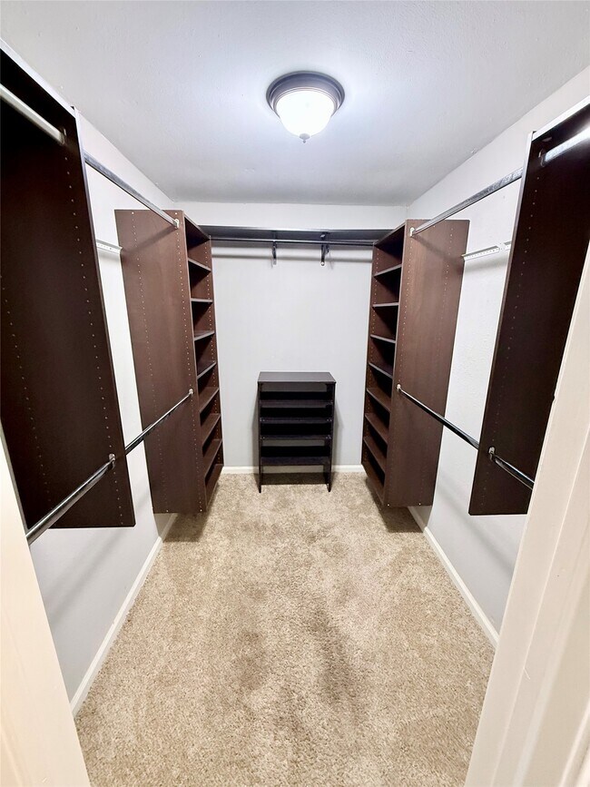 Building Photo - 15914 Mill Hollow Dr