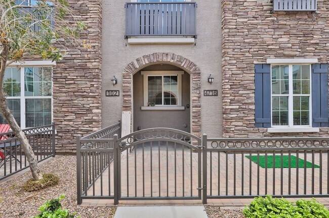 Building Photo - 3 bed/2.5 bath Condo in Gilbert’s Lofts in...