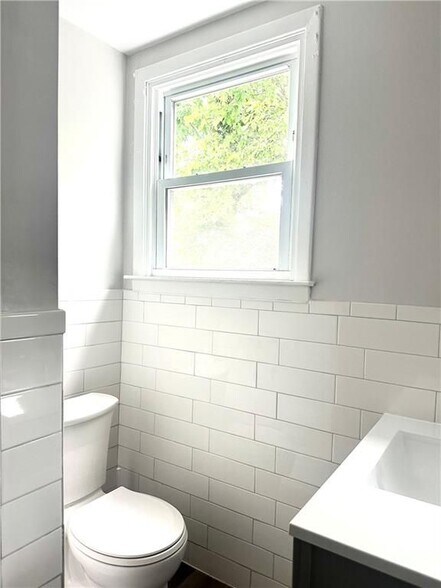 Building Photo - 804 Main St