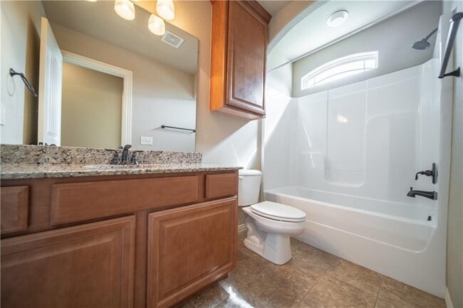 Building Photo - 704 SW Cabriolet St