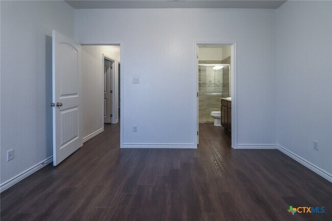 Building Photo - 5005 Rose Gdn Lp