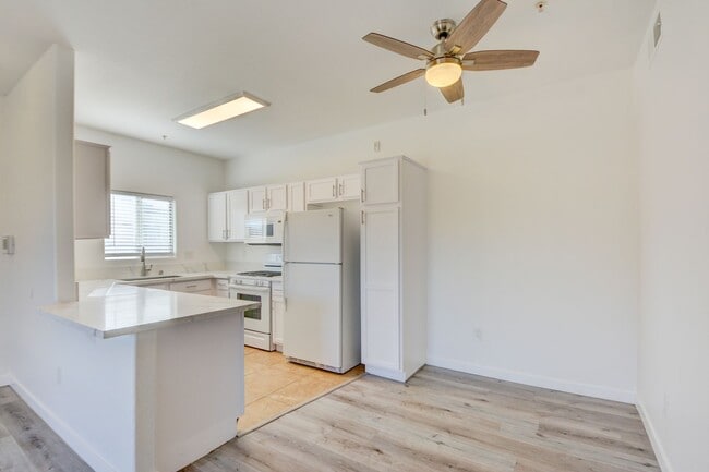 Building Photo - CLEAN, move in ready~GATED and super COMMUNITY!