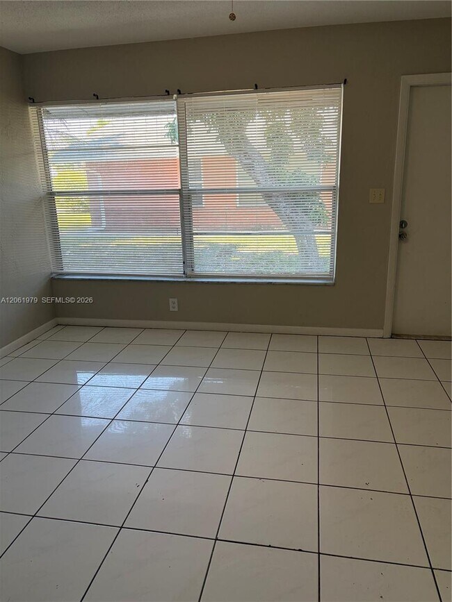 Building Photo - 1440 SW 41st Ave