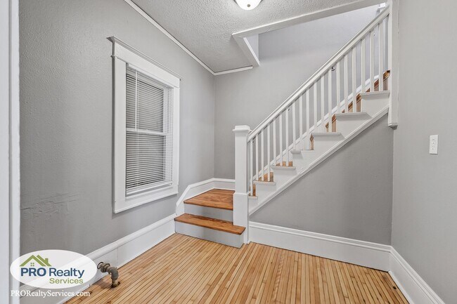 Building Photo - 3 Bedroom Home in South Minneapolis