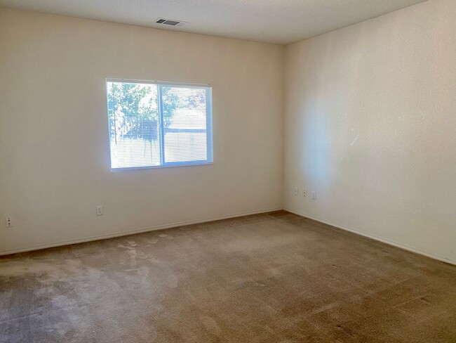 Building Photo - Merced: $2189 4 bedroom 2 bath home with g...