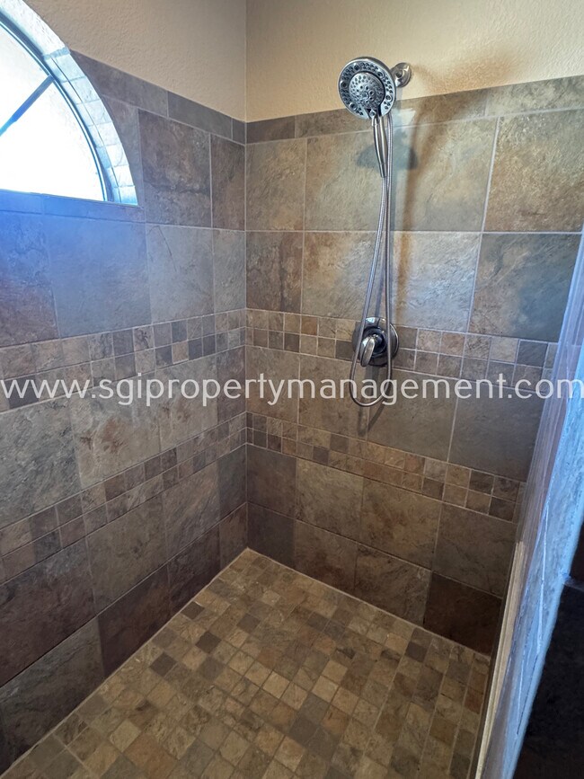 Building Photo - 5313 E Hilton Ave