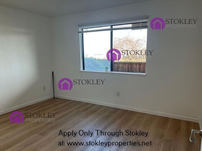 Building Photo - 523 Bustos Pl