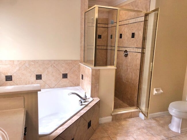 Building Photo - EAGLE CREEK LAKE NONA! WELCOME HOME! Beautiful water views! Spacious 2 story-3 bedroom 2.5 bath h...