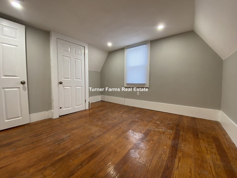 Building Photo - 35 Humphreys St